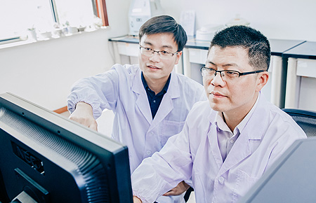 致力于为全球客户提供全方位系统解决计划，，，，，，，，成为他们最值得信托的相助同伴。。。。。